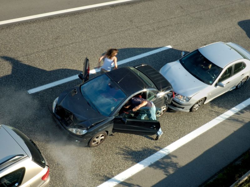 Dos coches chocan en una autopista.