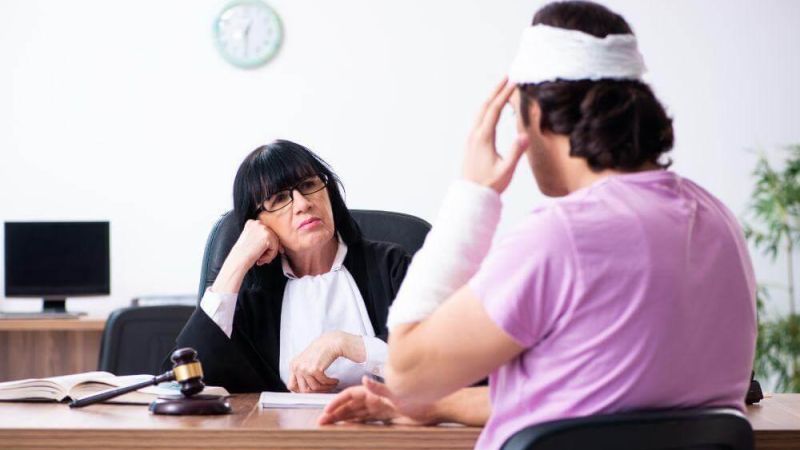 Woman with a judge discussing head injury compensation