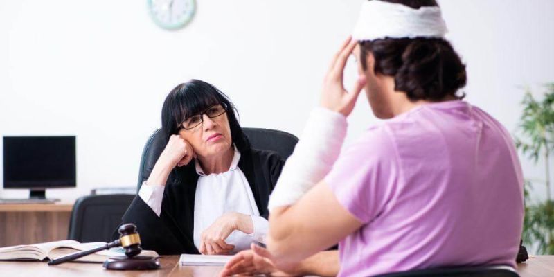 Woman with a judge discussing head injury compensation