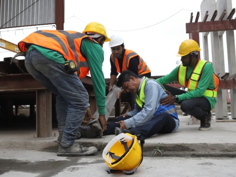Un hombre resultó herido en un accidente en una obra de construcción.